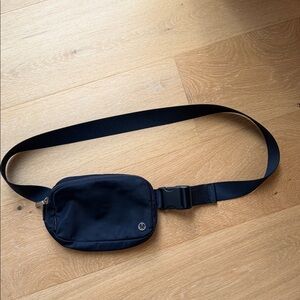 Lululemon Belt Bag navy like new